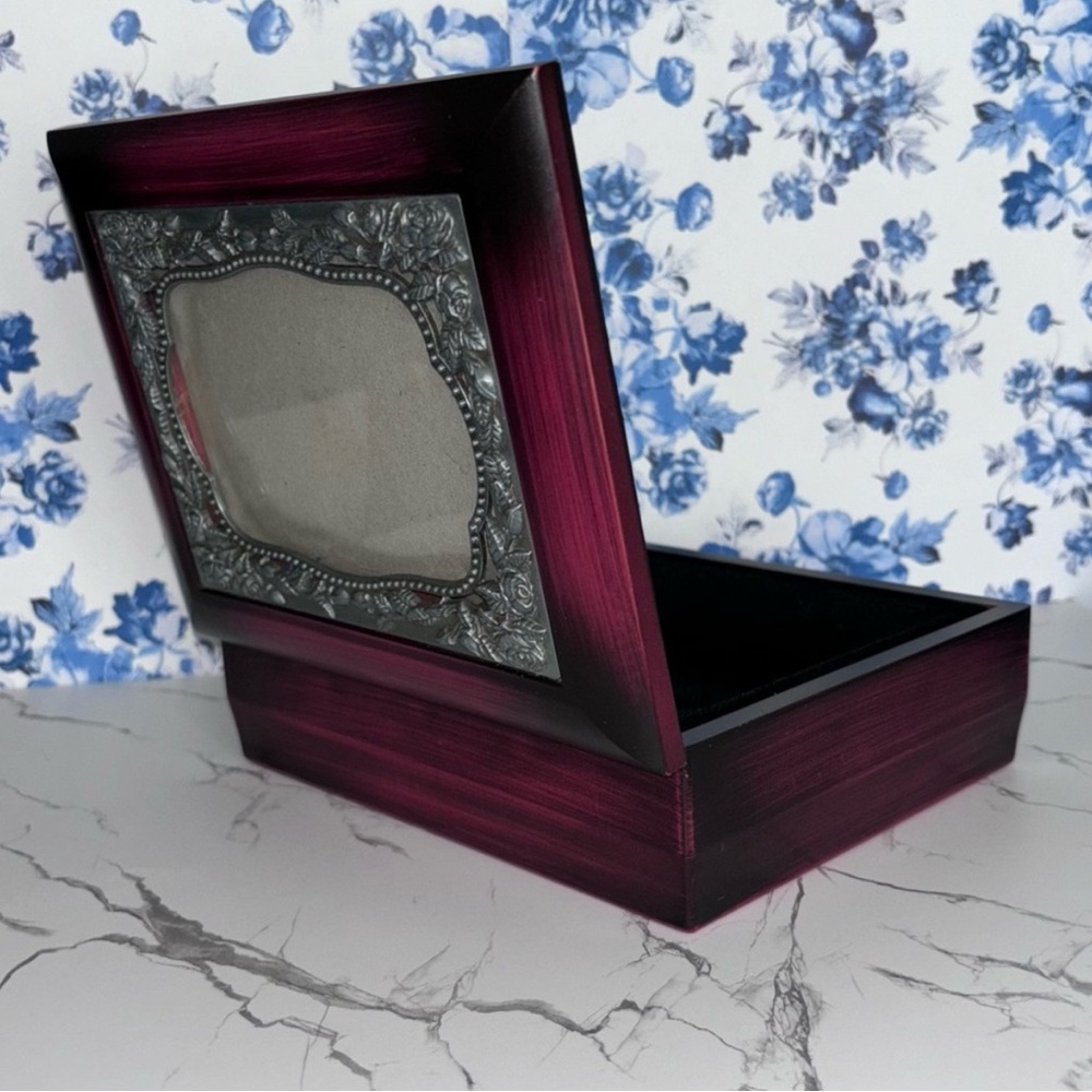 Memory Keepsake Box With Photo Display - Picture 2 of 5